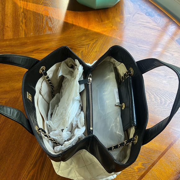 Chic Black and White Quilted Handbag - Picture 9 of 13